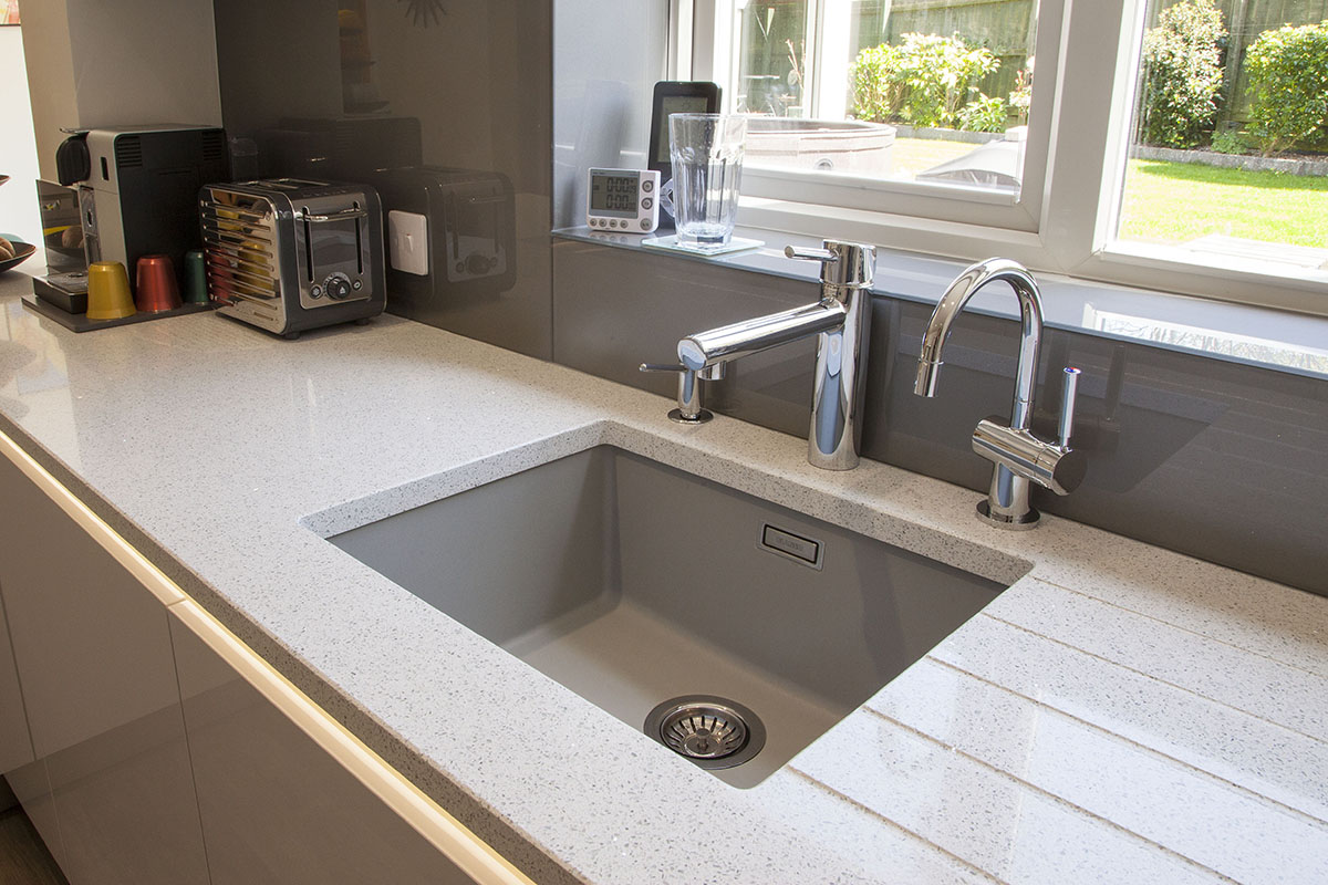 sinktaps_sue_leonard_newport_pagnell_5_fino_door_cyrstal_grey_high_gloss_1200x800 sinktaps_sue_leonard_newport_pagnell_5_fino_door_cyrstal_grey_high_gloss_1200x800