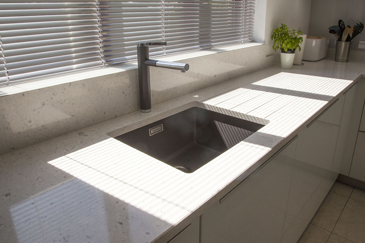 sinktaps_jane_parsons_loughton6_glasline_glanz_door_crystal_white_lava_1200x800 sinktaps_jane_parsons_loughton6_glasline_glanz_door_crystal_white_lava_1200x800